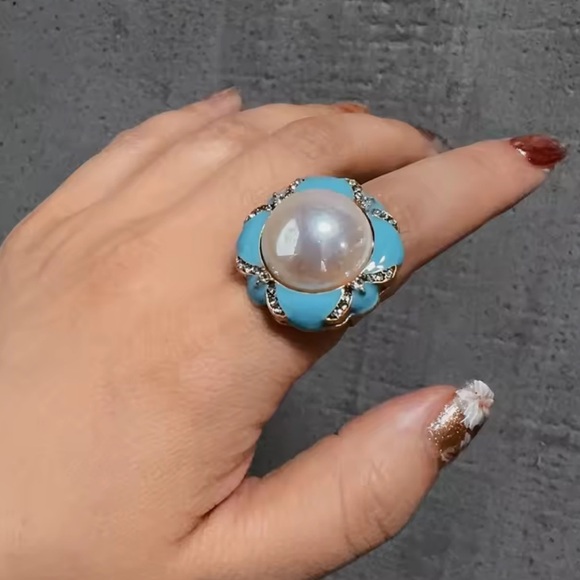 Royal Heirloom Ring Lustrous Pearl in Turquoise Petals & Golden Brilliance - Picture 4 of 8